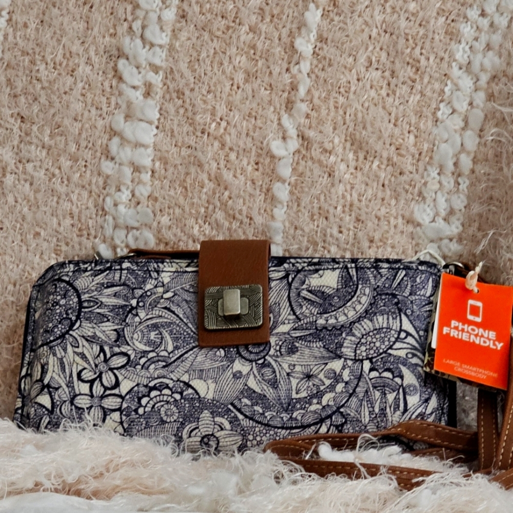 NWT SAKROOTS DARK NAVY SPIRIT DESERT